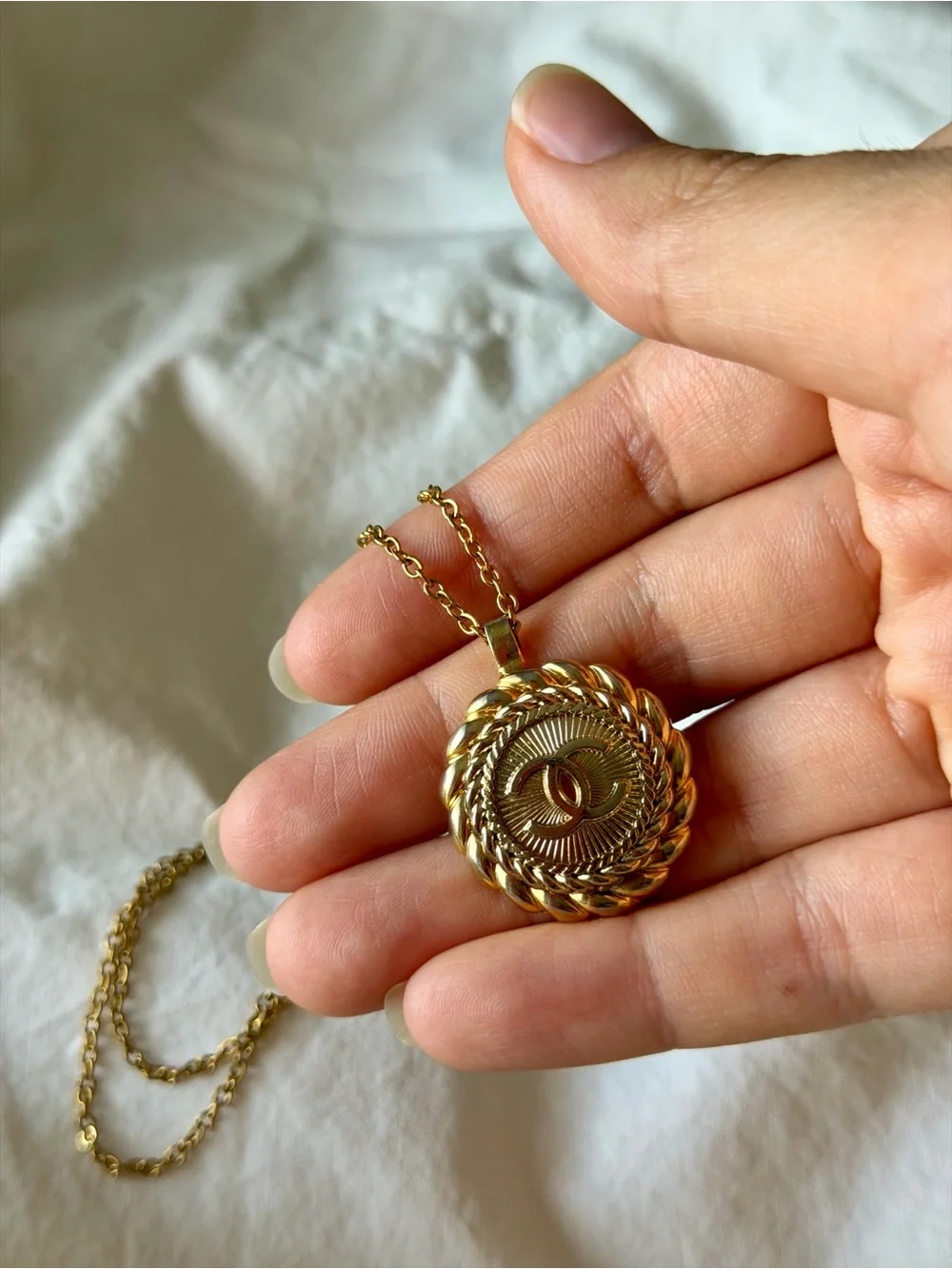 CHANEL Gold CC Rope-Edge Medallion Necklace